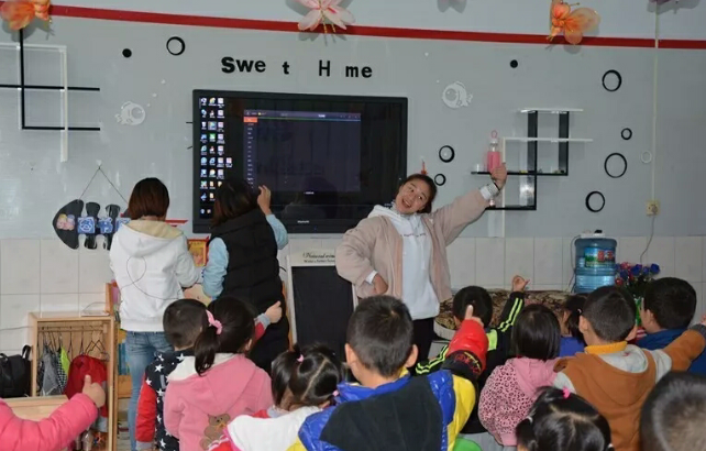 我院学生组织幼儿集体活动